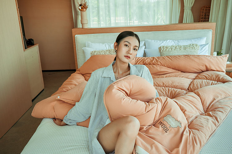 睡美容觉,怎能少了抗菌防螨又温暖助眠的凯时尊龙人生就是博澳洲羊毛被。 睡美容觉,怎能少了抗菌防螨又温暖助眠的凯时尊龙人生就是博澳洲羊毛被。