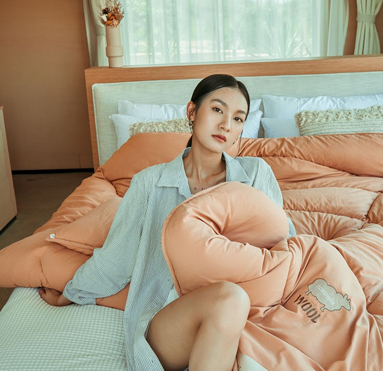 睡美容觉，怎能少了抗菌防螨又温暖助眠的凯时尊龙人生就是博澳洲羊毛被。